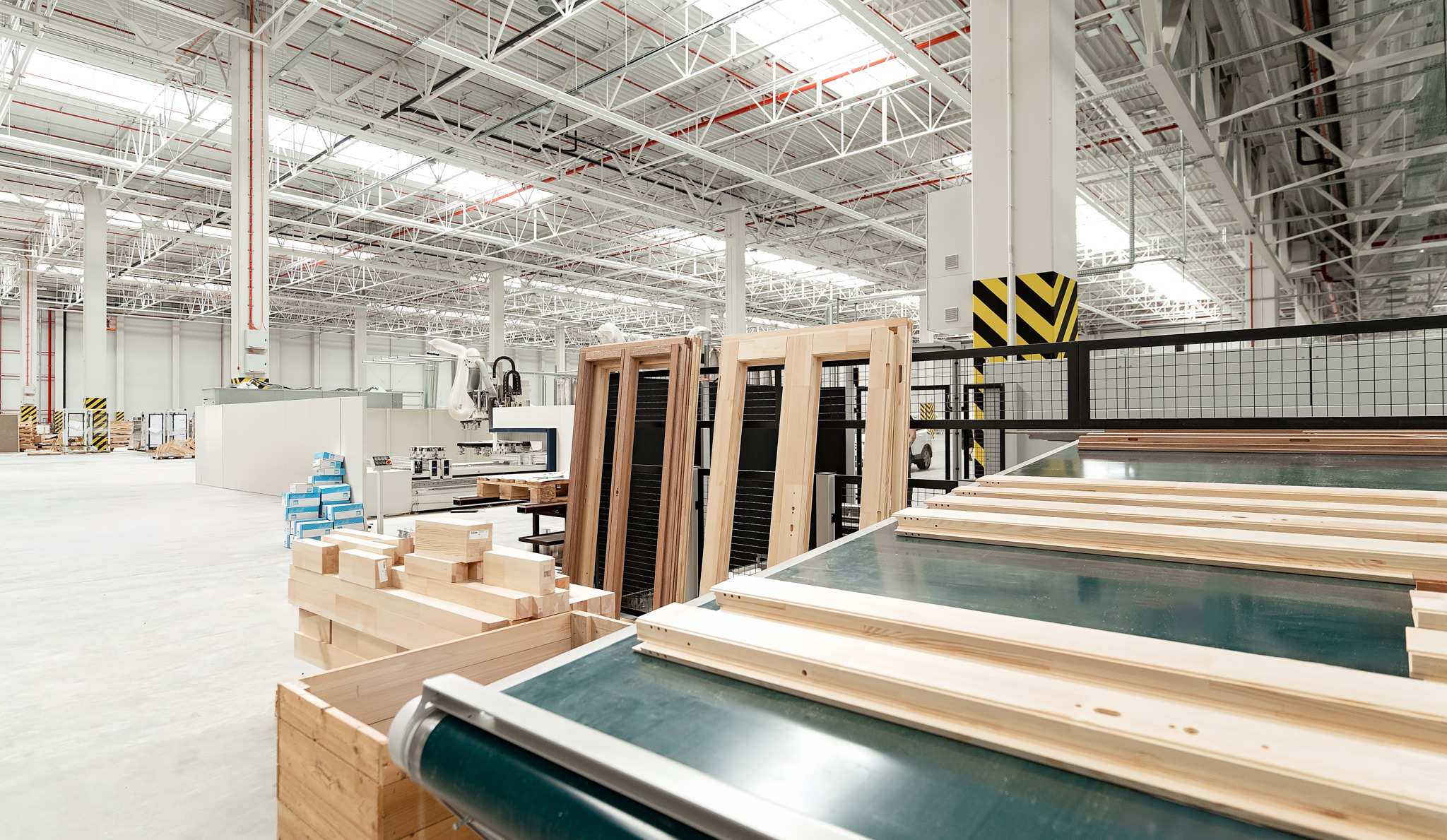Nel mese di luglio, abbiamo inaugurato uno stabilimento produttivo a Kędzierzyn-Koźle. Abbiamo aumentato le nostre capacità produttive – questa sede sarà specializzata nella produzione di falegnameria. Qui si trova anche un magazzino di travi in legno.