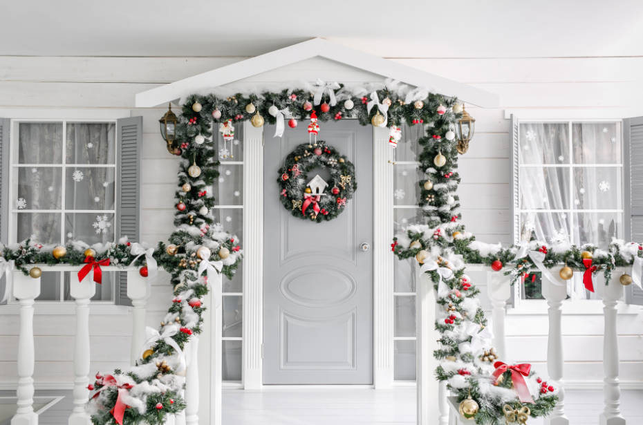 Come decorare la porta di casa per Natale?