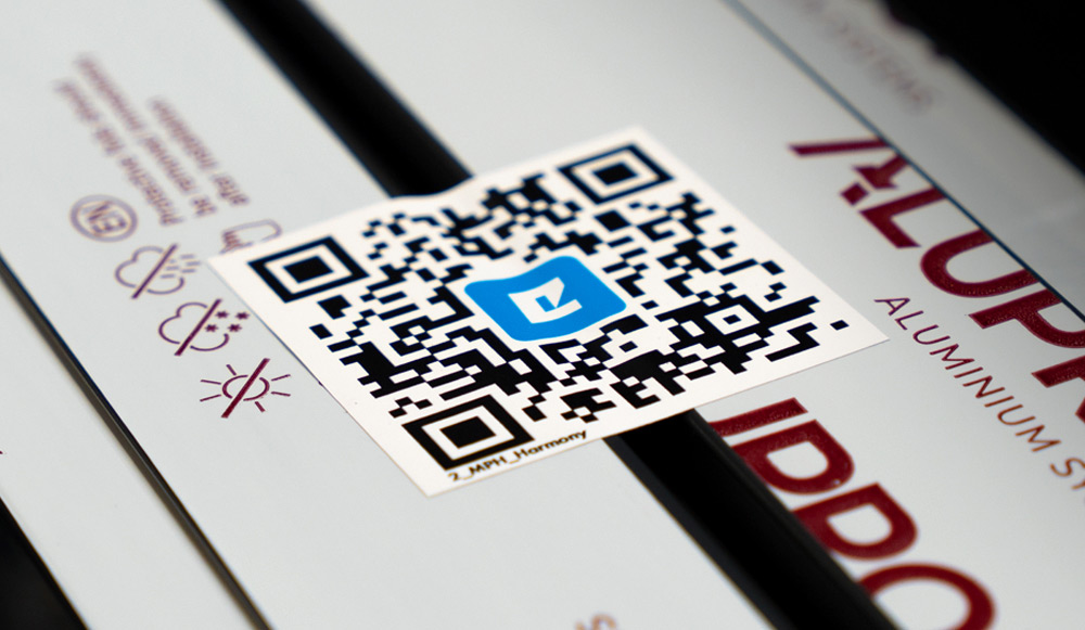 Abbiamo dimostrato che l'ecologia può andare di pari passo con la comodità. Sulle confezioni dei nostri prodotti, iniziando dalle zanzariere, sono apparsi i codici QR che rimandano alle istruzioni di installazione digitali. Grazie a questa iniziativa abbiamo risparmiato tonnellate di carta e i Clienti hanno ottenuto un accesso immediato alle istruzioni senza dover effettuare il login alla nostra completa base di conoscenze Benefit Eko-Okna.