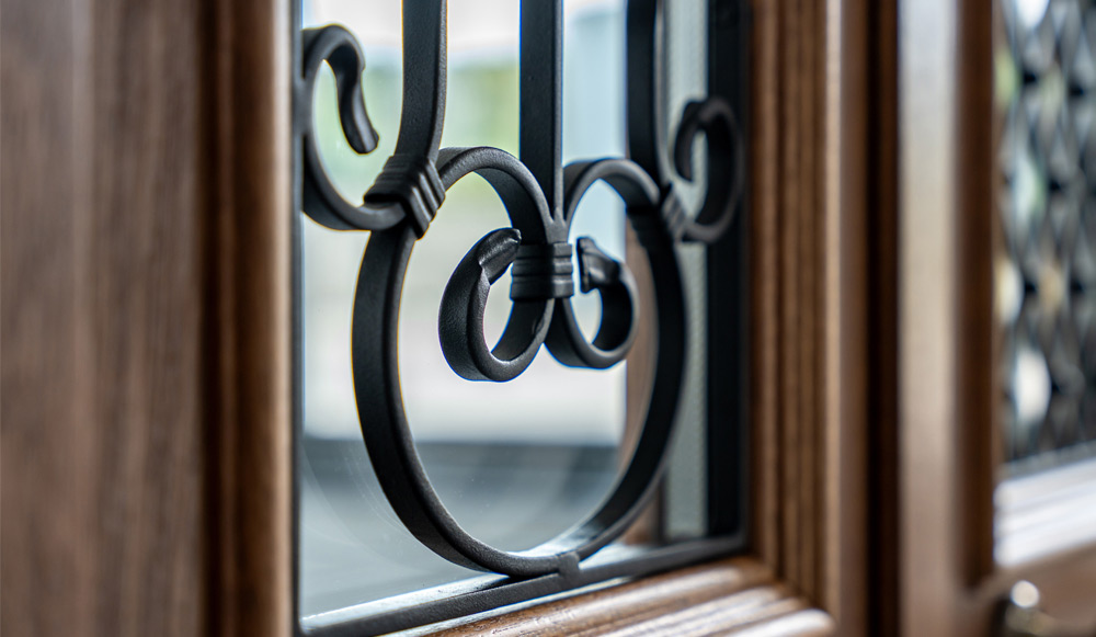 Abbiamo sviluppato la collaborazione con gli artigiani locali secondo il principio pensare globale, agire locale. Grazie all'ampliamento della rete di cooperazione abbiamo sostenuto l'artigianato regionale, e i nostri Partner di tutto il mondo hanno ottenuto l'accesso a prodotti unici, come le grate ornamentali in acciaio per porte e finestre.